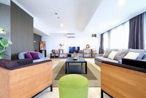 Departamento, 4 habitaciones | Área de sala de estar | Televisión de pantalla plana 