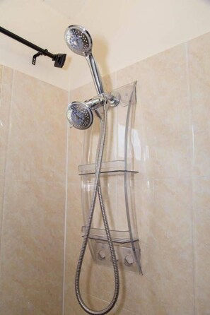 Ensemble douche/baignoire, articles de toilette gratuits, sĂšche-cheveux