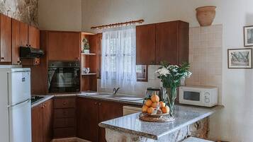 Wasserkocher mit Kaffee-/Teezubehör, Kühlschrank, Mikrowelle, Ofen