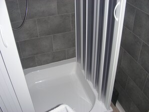 تجهيزات دش، مناشف، صابون، ورق حمّام