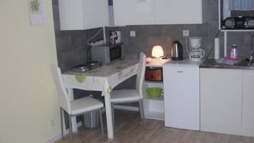 Kühlschrank, Mikrowelle, Ofen, Herdplatte