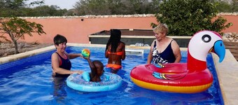 Bahari 1e verdieping uitzicht op bergen, zee en riviera.