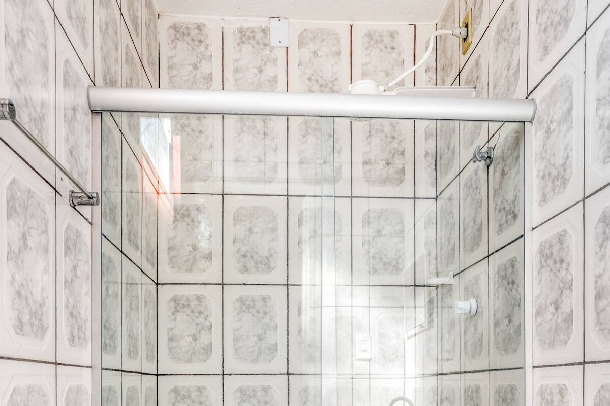 Ducha, artículos de tocador gratuitos, toallas, jabón