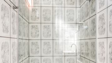 Ducha, artículos de tocador gratuitos, toallas, jabón