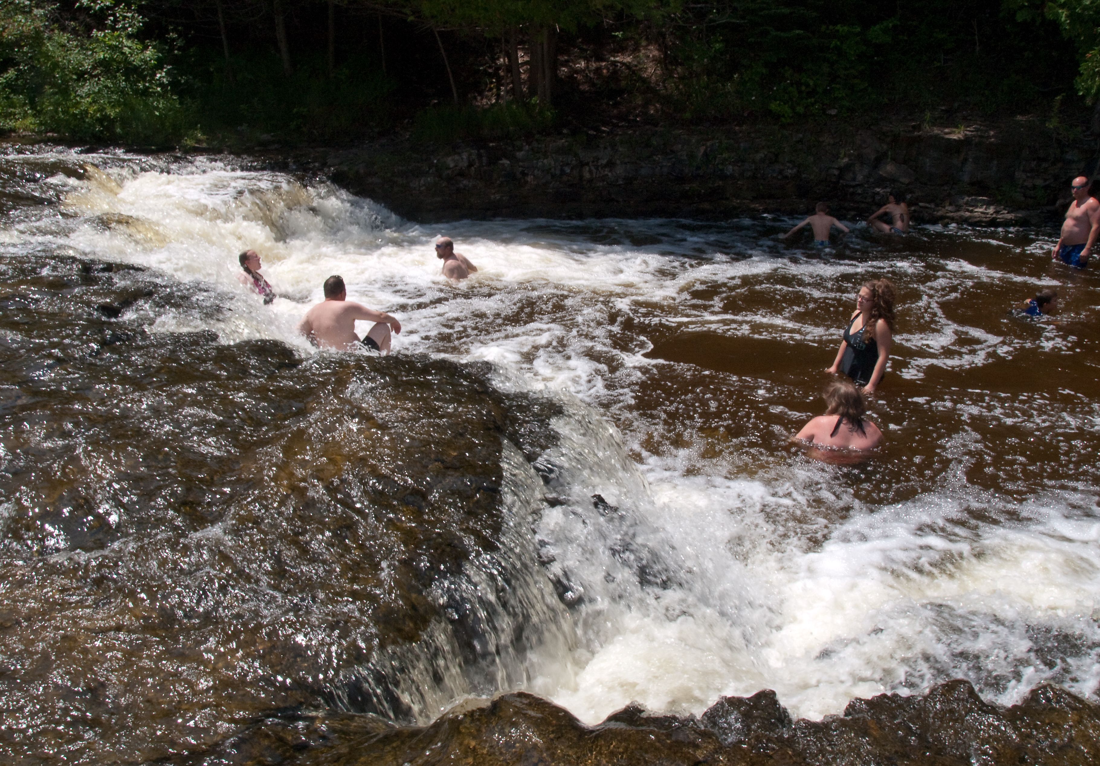 Un plan d’eau naturel où les gens se baignent et profitent de l’eau.