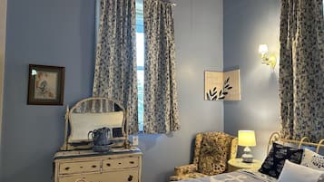 The Blue Jay's Nest | 1 bedroom, in-room safe, individually decorated, individually furnished