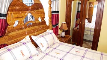 Suite Confort, 1 habitación, para no fumadores (2 Queen Beds) | 1 habitación, decoración personalizada y muebles diferentes
