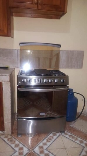 Frigorífico, microondas, cafetera o tetera y hervidor eléctrico