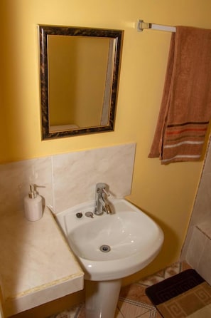Club-Haus | Badezimmer | Dusche, Regendusche, kostenlose Toilettenartikel, Handtücher