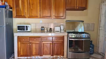Refrigerador, microondas, cafetera/tetera, tetera/pava eléctrica