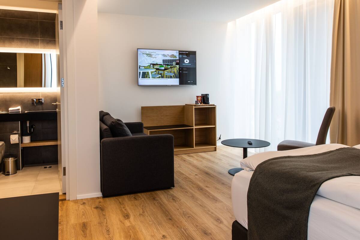 superior double or twin room | minibar, in-room safe, desk, blackout curtains