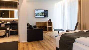 Minibar, caja de seguridad en la habitación y escritorio