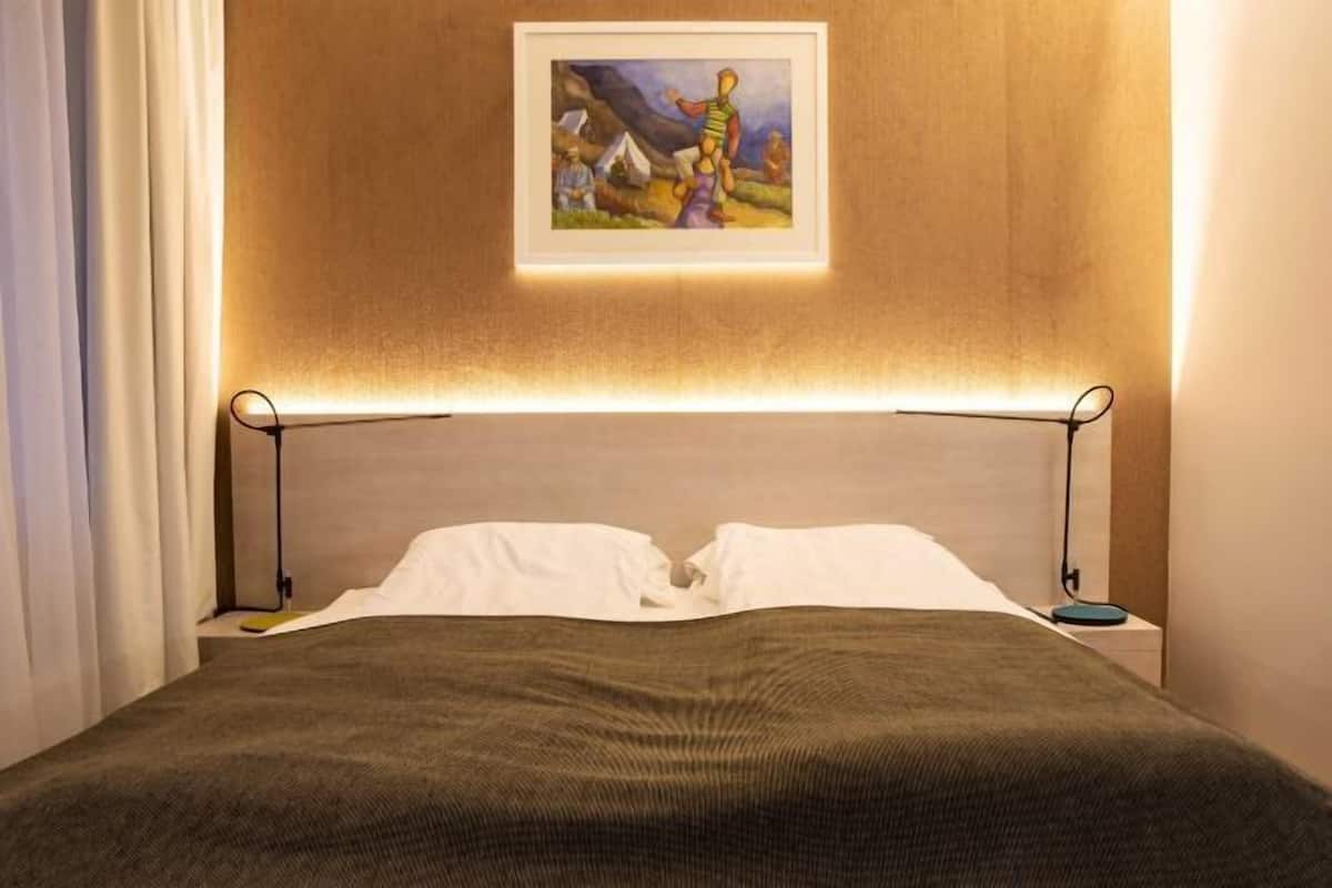 Minibar, coffres-forts dans les chambres, bureau, rideaux occultants