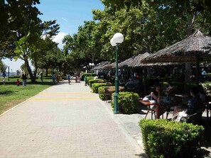 Outdoor dining - Modern flat close to the beach in Voula Athens (Voula)