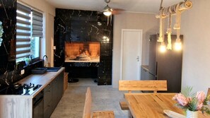 Een koelkast, een magnetron, een oven, een kookplaat