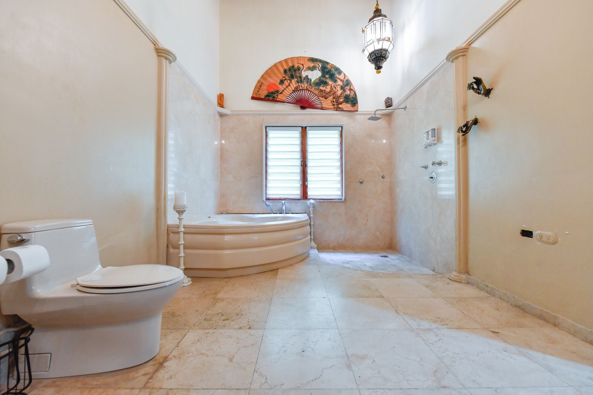 Un bagno con il water, un lavandino e una doccia.