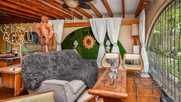 ํ
๋ผ์ค/ํํฐ์ค