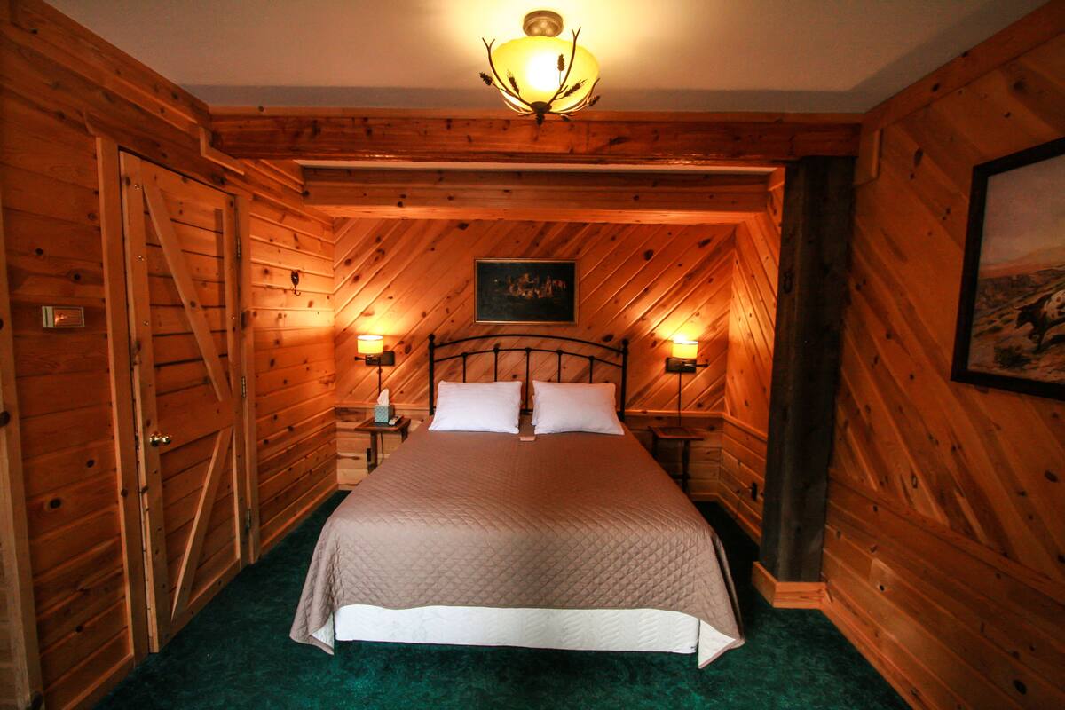 Standard Single Room, 1 Queen Bed, Mountain View (Charlie Russell) | Egyptian cotton sheets, premium bedding, down duvets, Tempur-Pedic beds