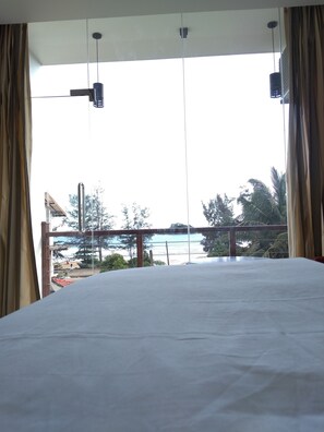Premium bedding, down comforters, memory foam beds, in-room safe - Bayfront (Weligama)