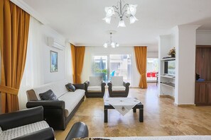 Smart TV, fireplace, DVD player, stereo