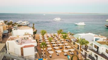 Aan een privéstrand, een strandbar