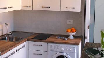 Frigorifero, forno, piano cottura, lavastoviglie