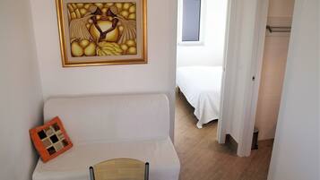 1 camera, una scrivania, insonorizzazione, ferro/asse da stiro