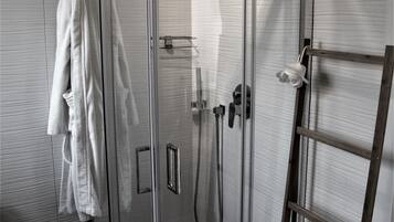 Dusche, Haartrockner, Bademäntel, Bidet