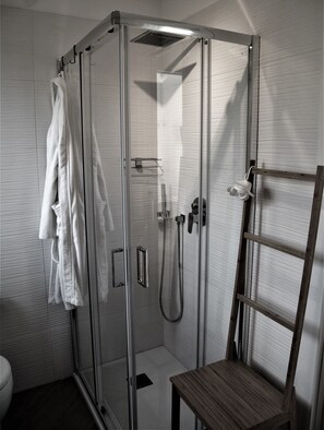 Douche, sĂšche-cheveux, peignoirs, bidet