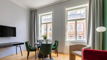 Deluxe-Apartment, Balkon | Wohnbereich | 49-Zoll-Flachbildfernseher mit Kabelempfang, Fernseher