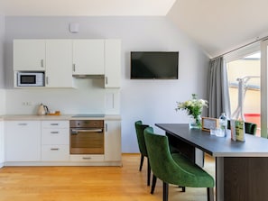 Apartamento grand, 2 quartos, terraço | Cozinha privada | Geladeira, micro-ondas, cooktop, lava-louças