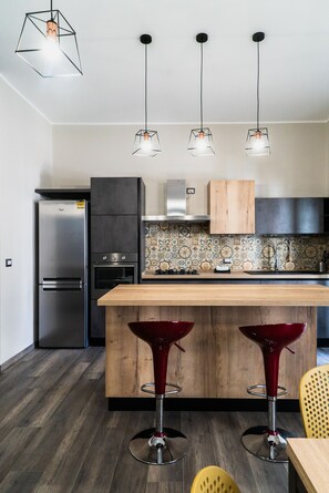 Réfrigérateur, four à micro-ondes, un four, surface de cuisson