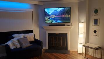 Smart TV, fireplace