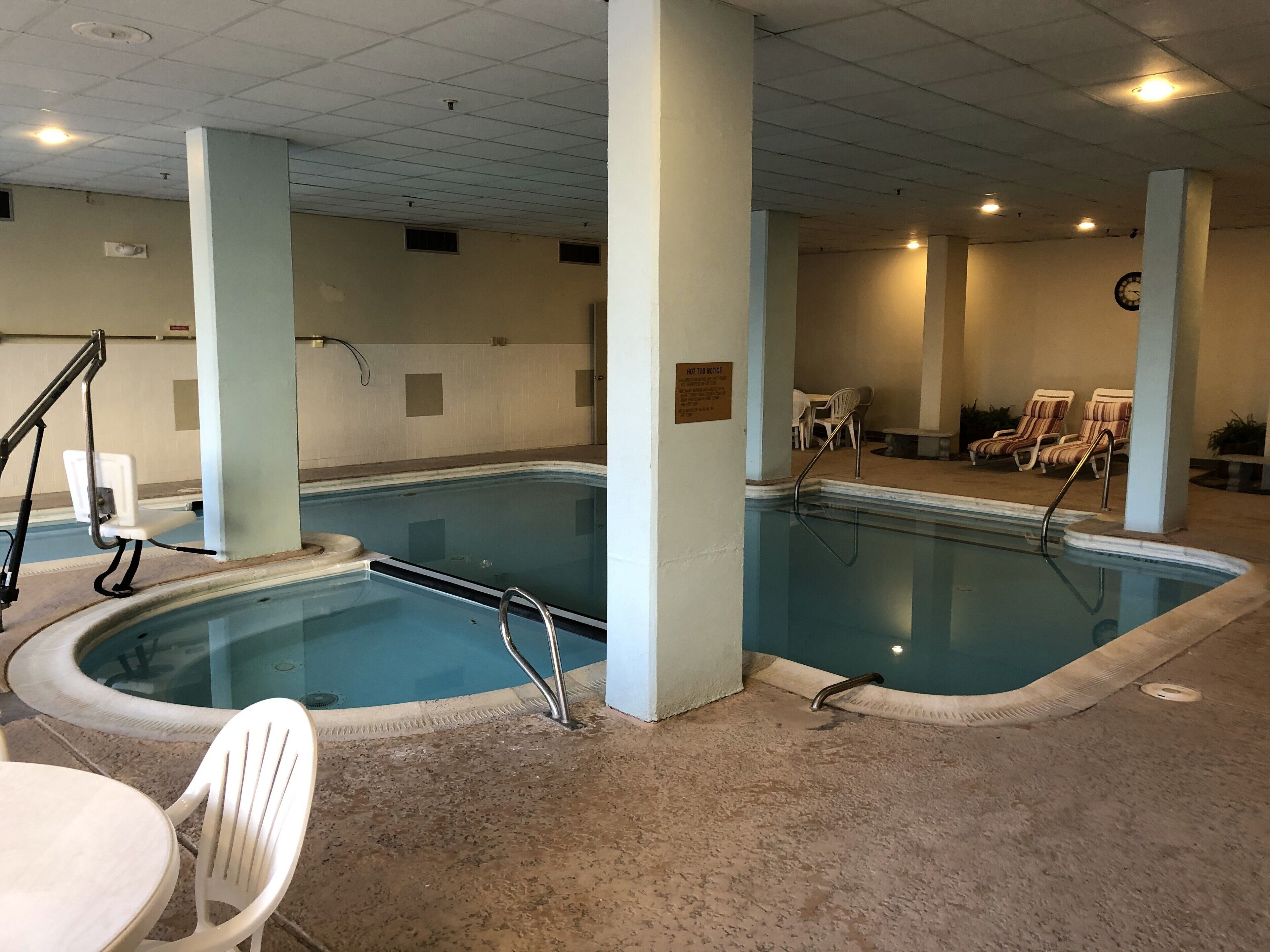 Een binnenzwembad en een buitenzwembad