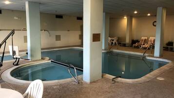 Alberca techada y alberca al aire libre