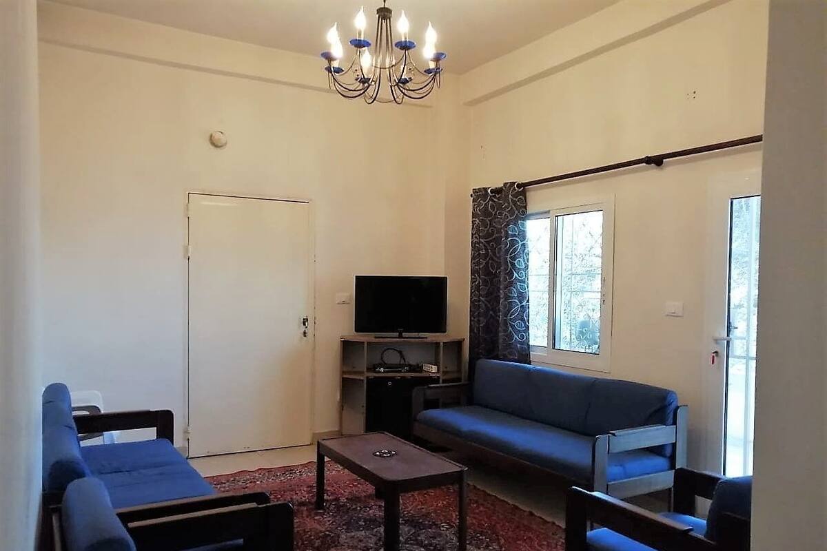 Departamento, 2 habitaciones | Sala de estar | Televisión LED de 32 pulgadas con canales vía satélite y televisión