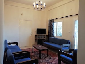 Departamento, 2 habitaciones | Sala de estar | Televisión LED de 32 pulgadas con canales vía satélite y televisión