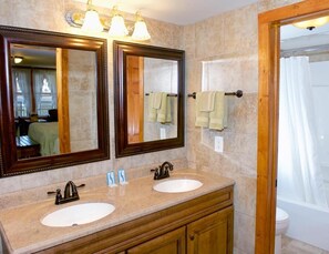 Combined shower/bathtub, free toiletries, hair dryer, towels - Myer Motel (Milford)