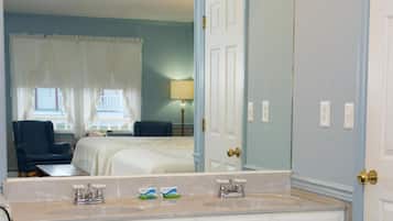 Combined shower/tub, free toiletries, hair dryer, towels