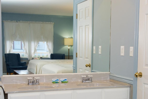 Combined shower/tub, free toiletries, hair dryer, towels