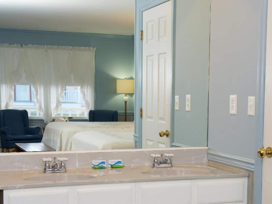 Combined shower/bathtub, free toiletries, hair dryer, towels