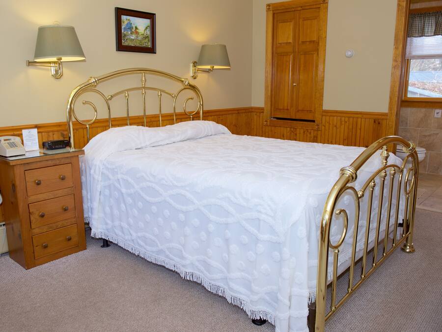 Standard Single Room, 1 Katil Ratu (Queen), Non Smoking | Meja, Wi-fi percuma, cadar katil