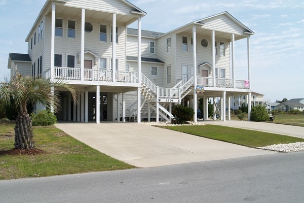 Beautiful Holden Beach Home view from the street