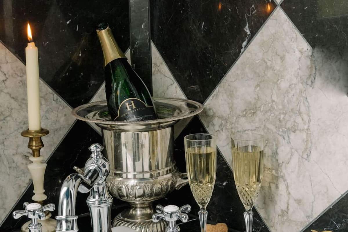 romantic suite, 1 queen bed, non smoking, garden view | deep-soaking bathtub