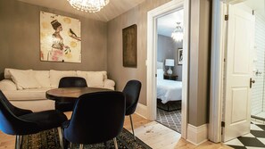 Design suite, 1 queensize bed met slaapbank | Woonruimte | Een 30-inch smart-tv met digitale zenders