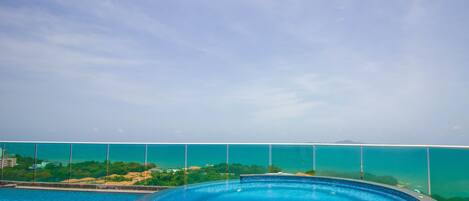 Utendørsbasseng og et oppvarmet basseng