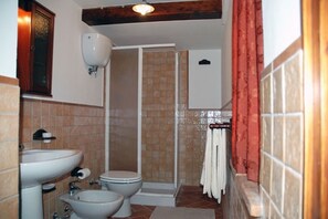 Regadera, bidet, toallas, papel de baño 