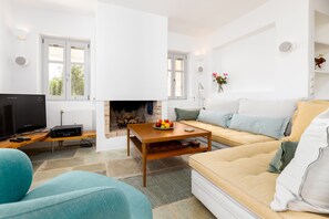 TV connectée, cheminée, livres, chaßne hi-fi