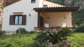 Una casa de un piso con un patio.
