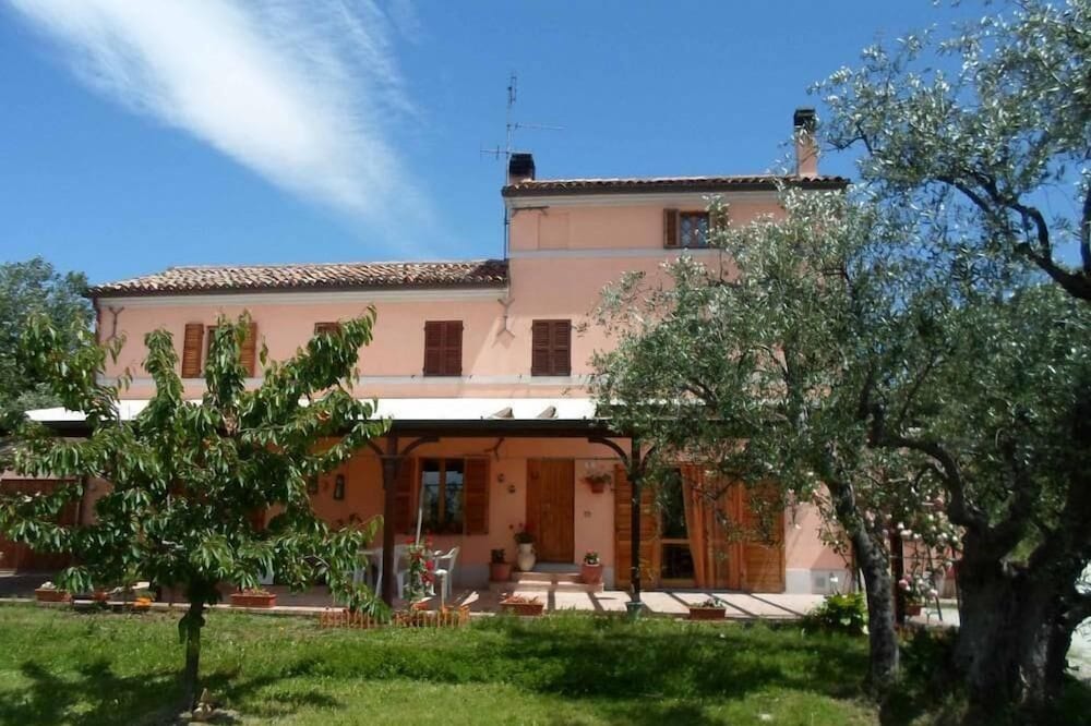 Restored farmhouse with porch and garden, 4 km from the beach
